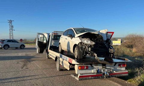 Lüleburgaz'da Kırıkköy Kavşağında İki Otomobil Çarpıştı