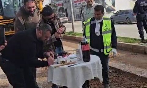 Mahalle sakinlerinden gece gündüz çalışan HBB personeline sürpriz: Pasta ve mumlar