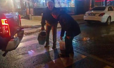 Mahmutlar'da esnaf yol çukurlarını kum ve çakıl ile doldurdu