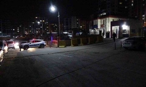 Malatya'da polis merkezi önünde bıçaklı kavga: 3 kişi yaralandı