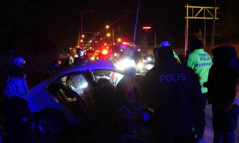 Malatya’da trambüs direğine çarpan otomobil: 1’i ağır 2 yaralı