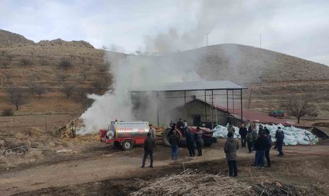 Malatya Kuluncak'ta besi çiftliği samanlık bölümünde yangın