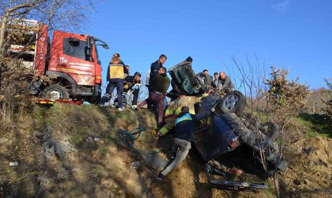 Manisa'da kontrolü kaybeden otomobil şarampole devrildi, sürücü yaralandı