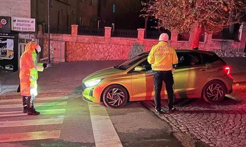 Mardin Artuklu'da gece denetimleri: 66 sürücüye ceza