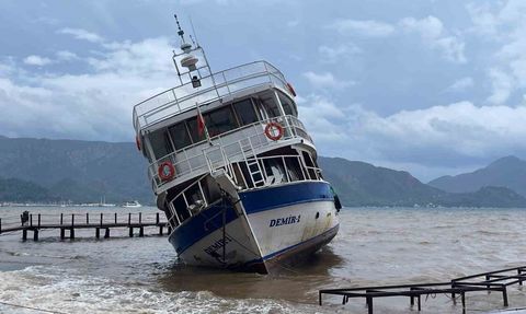 Marmaris'te fırtına nedeniyle dört gezi teknesi karaya oturdu