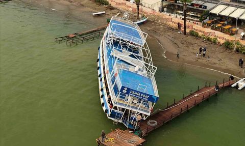 Marmaris’te Yağmur Suları Denizi Çamura Boyadı — Karaya Oturan Tekne Havadan Görüntülendi