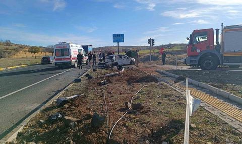 Mazıdağı Üçyol'da trafik kazası: Genel cerrahi uzmanı ağır yaralı