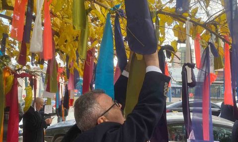 Memurlar Bakanlık Önündeki Ağacı 'Dilek Ağacı'na Çevirdi