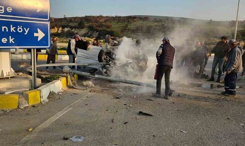 Menemen'de takla atan otomobilde gelin ve kaynana yaralandı