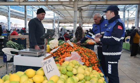 Menteşe Zabıtası İlçe Genelinde Etiket ve Gıda Denetimlerini Sürdürdü