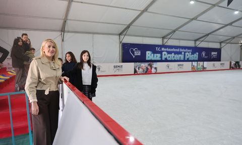 Merkezefendi Kültür Merkezi Yanına Buz Pateni Pisti Kuruldu