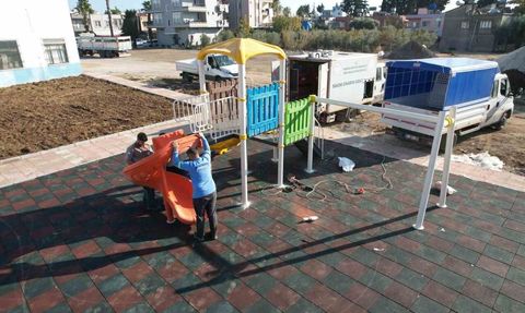 Mersin Akdeniz’de Karacailyas Şakir Gülmen Parkı Yenilendi
