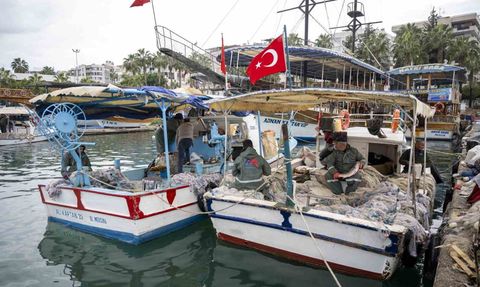 Mersin Büyükşehir’den küçük ölçekli balıkçılara ekipman desteği sürüyor