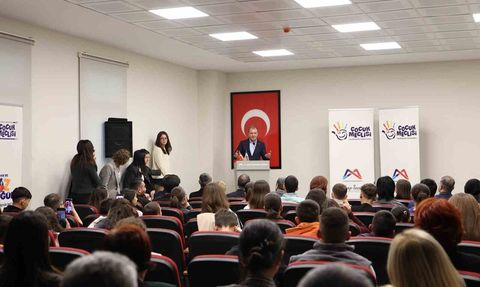 Mersin'de 1. Dönem Çocuk Meclisi üyelerine sertifikalar verildi