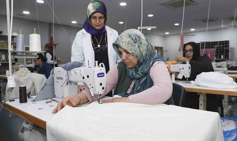 Mersin’de anneler Engelsiz Yaşam Merkezi dikiş kursunda üretip sosyalleşiyor
