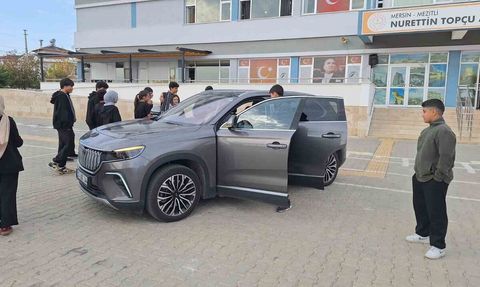 Mersin’de Lise Öğrencileri TOGG’u Yakından İnceledi