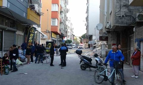 Mersin'de yıkım sırasında bitişik bina zarar gördü, facia ucuz atlatıldı
