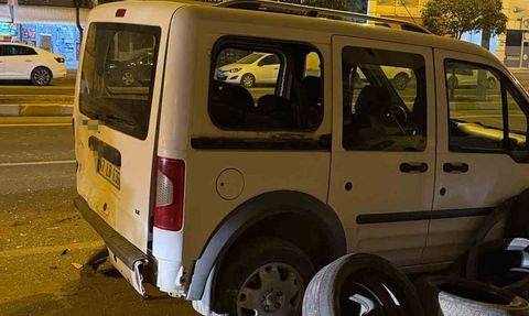 Midyat’ta park halindeki araca çarpan sürücü yaralandı