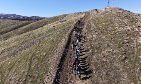Muş’ta Adımlarla Keşfet projesi kapsamında Bayrak Tepe’de doğa yürüyüşü