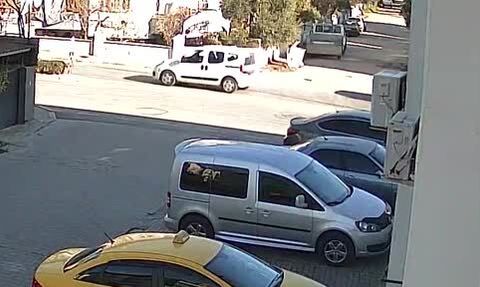 Nazilli'de minibüs motosiklete çarpıp park halindeki araçlara çarptı: 1 yaralı