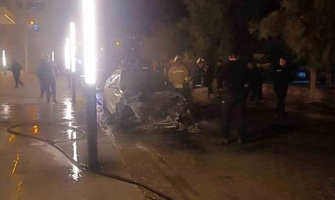 Nusaybin'de park halindeki lüks otomobil alevlere teslim oldu