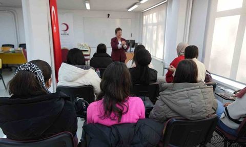 Öğrenciler 120 saatlik işaret dili kursunda işitme engellilerle iletişim öğreniyor