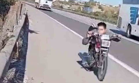 Otobanda motosikletin üzerine yatarak şov yapan sürücüye 63 bin 326 TL ceza