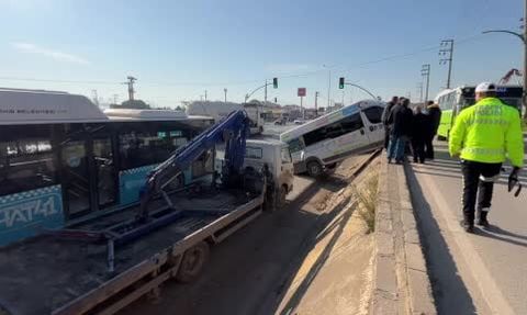 Park halindeki minibüs istinat duvarında asılı kaldı