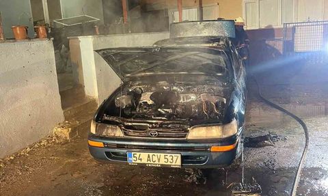 Park halindeki otomobil alev aldı, kullanılamaz hale geldi