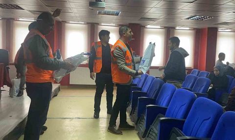 Patnos İyilik Elçileri özel öğrencileri hediyelerle sevindirdi