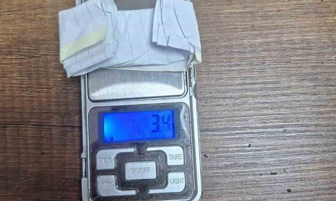 Payas’ta durdurulan araçta ruhsatsız silah, mermi ve uyuşturucu ele geçirildi