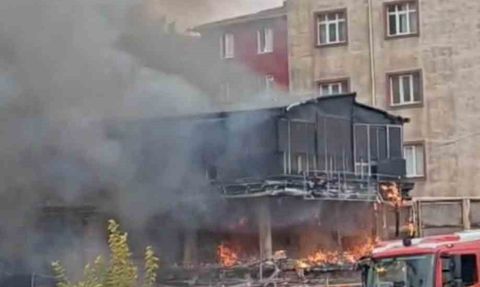 Pendik Kaynarca'da Araç Yangını Çevredeki Binalara Sıçradı