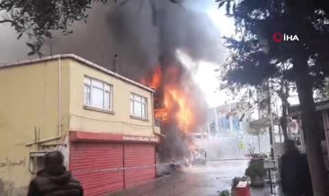 Pendik Kaynarca'da araç yangını: Zabıta yaşlı kadını merdivenle kurtardı