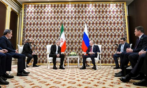 Pezeşkiyan ile Putin Aşkabat’ta Görüştü: Kapsamlı Stratejik Ortaklık Uygulaması Öne Çıktı