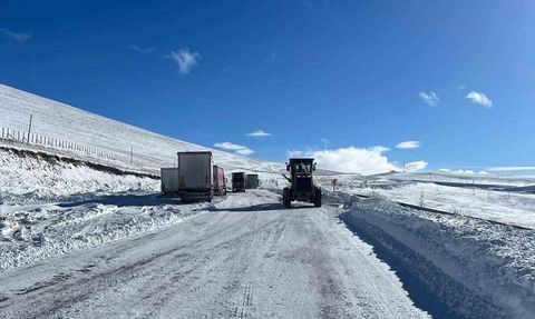 Posof Belediyesi yolda kalan tır şoförlerine sıcak çorba ikram etti
