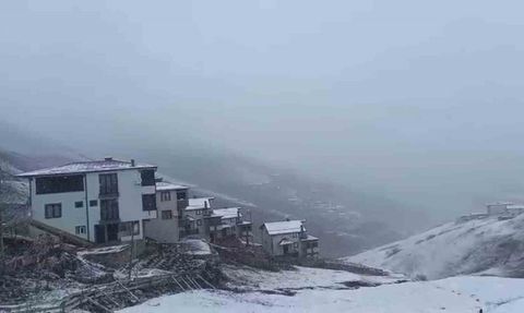 Rize'nin yüksek kesimlerinde kar yağışı etkili oldu