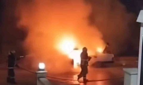 Safranbolu'da park halindeki otomobil alev aldı, kullanılamaz hale geldi