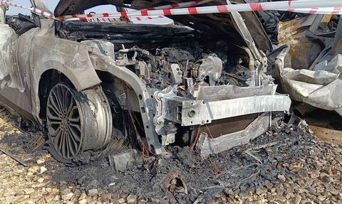 Şanlıurfa'da inşaat şantiyesindeki yangın 4 aracı kullanılamaz hale getirdi