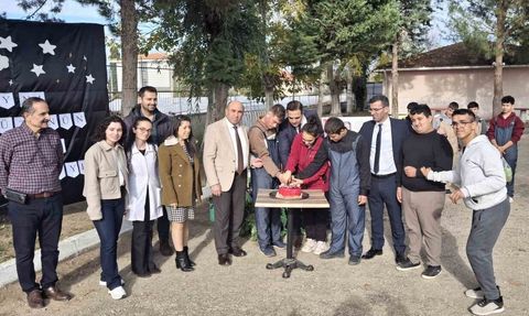 Sarıgöl'de özel öğrenciler protokol üyeleriyle hasat yaptı ve pasta kesti