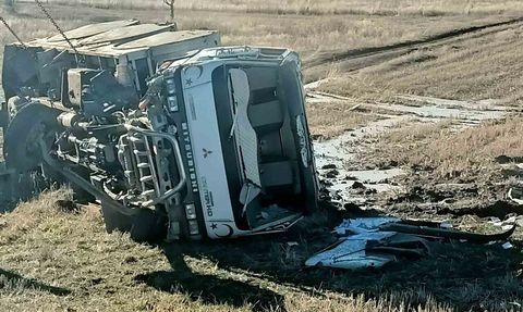 Şarkikaraağaç'ta kamyon şarampole devrildi: 1 yaralı