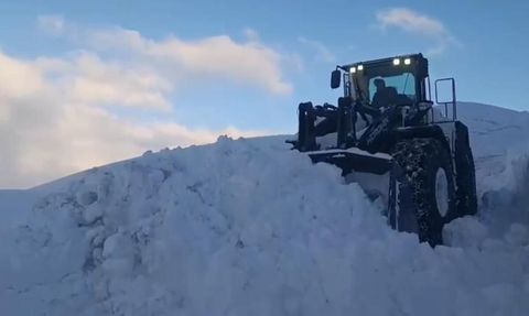 Şırnak’ta kar kalınlığı 1 metreyi aştı, 3 bin rakımlı yollar dozerlerle açılıyor