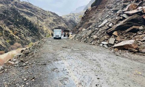 Şırnak’ta sağanak sonrası kaya parçaları Şırnak-Beytüşşebap yolunu kapattı
