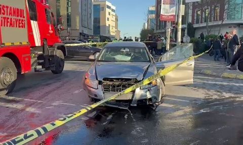 Şişli'de Araç Kaldırıma Çıkarak Yayaların Arasına Girdi