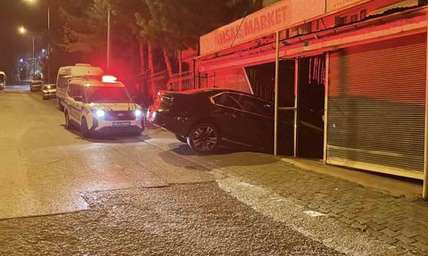 Sivas'ta fren yerine gaza basıldığı iddia edilen araç markete girdi