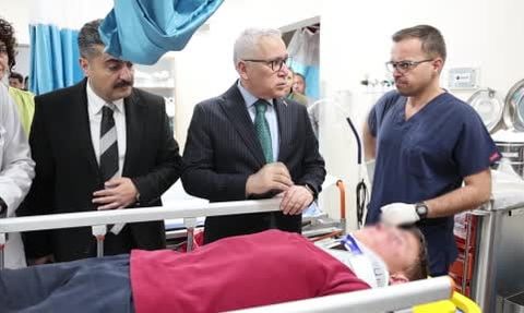 Sivas'ta servis kazasında 15 kişi yaralandı — Vali Şimşek hastanede ziyaret etti