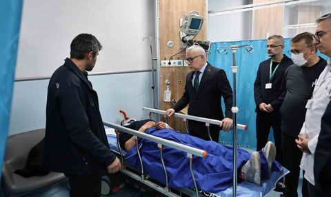 Sivas Valisi Dr. Yılmaz Şimşek, servis kazasında yaralanan öğrencileri ziyaret etti