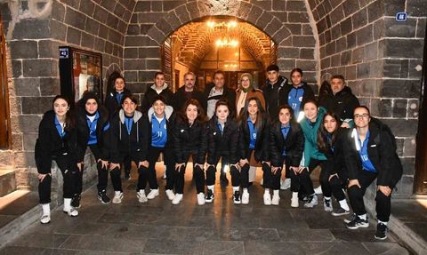 Siverek Belediyesi, Ağrı Kadın Futbol Takımı'nın Konaklama Masraflarını Karşıladı