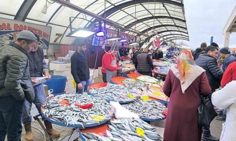 Şuhut Kapalı Pazarında Hamsi Talebi Artıyor