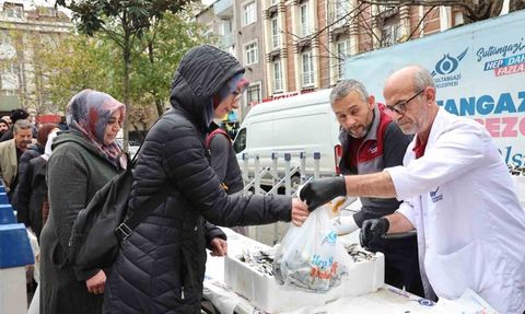 Sultangazi Belediyesi İsmetpaşa Mahallesi’nde Ücretsiz Balık Dağıttı