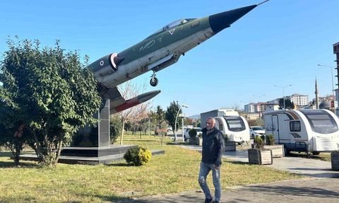 Sürmeneli öğretmenden Selçuk Bayraktar’a şarkılı destek: 'Vur İHA Vur SİHA'